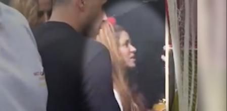 Shakira en la entrada del túnel del terror en el que se coló