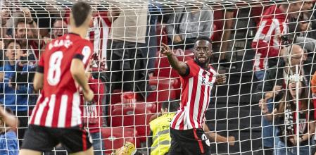 El delantero del Athletic Club de Bilbao Iñaki Williams (d) celebra su gol, primero del equipo vasco ante el Villarreal CF,