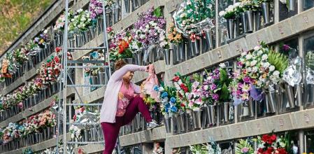 Visitas al cementerio de collcerola por la festiva de todos Los Santos.