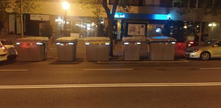 Contenedores de basura donde antes había plazas para aparcar.