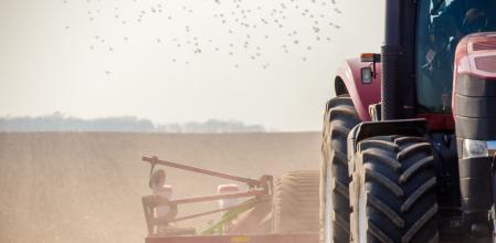 Imagen de recurso: un tractor realizando labores de trabajo en el campo