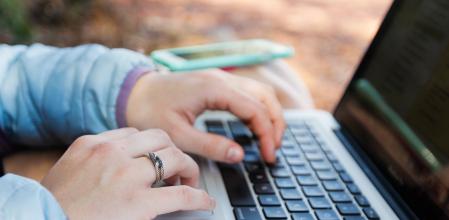 Conviene hacer pequeños descansos mara mover las muñecas a lo largo de la jornada laboral.