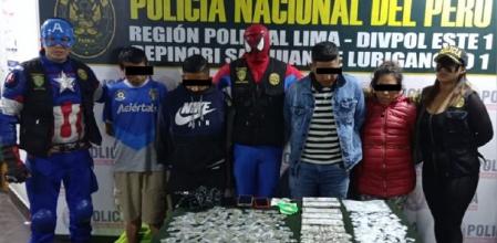 Así posaron los policías con los detenidos