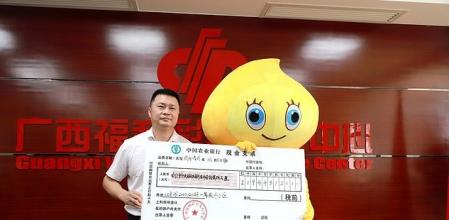 Un ganador de lotería oculta el premio de 30 millones de euros a su familia para que no se acomoden