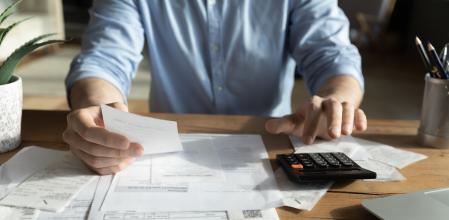 Un hombre analiza las facturas de su negocio