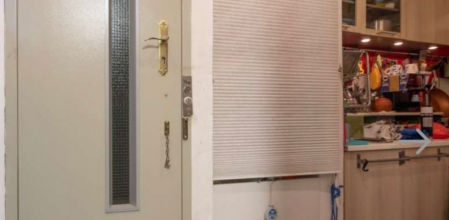 La puerta del ascensor se encuentra al lado de la cocina