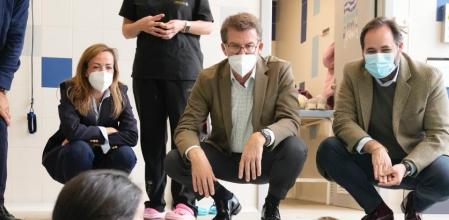 Alberto Núñez Feijóo y el presidente del PP de Castilla-La Mancha visitaron la Fundación NIPACE en una visita a Guadalajara