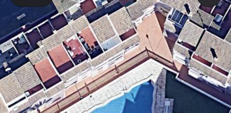 Busca su antigua casa por Google Maps y descubre que la piscina tiene forma de España