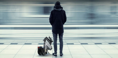 El formato del patinete eléctrico Pure Advance, gracias a los reposapiés plegables, lo hace hasta un 70% más delgado que uno tradicional