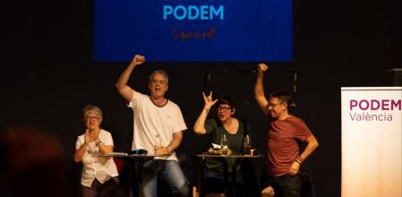 Héctor Illueca con Pilar Lima y Juan Carlos Mondedero en un acto de prmarias.