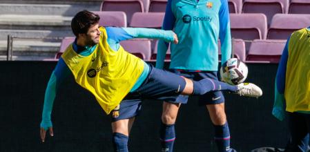 Gerard Piqué durante el entrenamiento de ayer