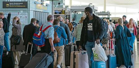 Un grupo de personas con maletas en el aeropuerto de Barcelona, a 4 de noviembre de 2022, en Barcelona, Catalunya (España). El cierre del espacio aéreo en Catalunya desde hoy por la mañana ha afectado a 159 vuelos entre los aeropuertos de Barcelona-El Prat y Girona, según han informado fuentes de Aena. En El Prat se han visto afectados con retrasos 157 vuelos de pasajeros y cargas, de los que 66 han sufrido una demora superior a los 15 minutos. 04 NOVIEMBRE 2022;BARCELONA;CATALUNYA;CATALUÑA;AEROPUERTO;VUELOS;ESPACIO AÉREO Lorena Sopêna / Europa Press 04/11/2022