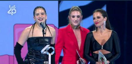 Rosalía recibe sul premio de manos de Alexia Putellas y Paula Echebarría