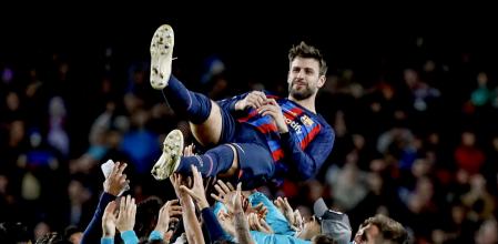 Gerard Piqué manteado por los jugadores