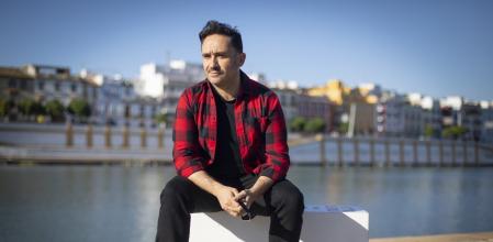 Juan Antonio Bayona posa antes de ofrecer el coloquio en el teatro Lope de Vega de Sevilla