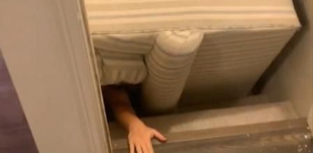 Una mujer se queda atrapada bajo su sofá durante horas y los bomberos tienen que ir a rescatarla