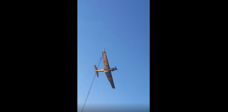 Un avión que realizaba una exhibición este sábado por la tarde en el aeroclub de Bragad