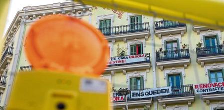 FACHADA DEL EDIFICIO DE CASA ORSOLA CON PANCARTAS DE PROTESTA DE LOS VECINOS DEL INMUEBLE, A LOS QUE QUIEREN RESCINDIR EL CONTRATO. DE ALQUILER.