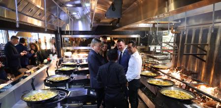 Sandra Gómez y Ximo Puig, junto a Quique Dacosta en la cocina de su restaurante en Londres