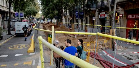 Obras en Consell de Cent entre la rambla Catalunya y paseo de Gràcia