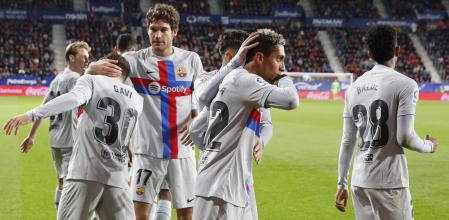 El delantero del Barcelona Raphinha (2d) celebra tras marcar el segundo gol ante Osasuna