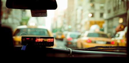 Se pone de parto en un taxi y la empresa le envía una factura extra de limpieza