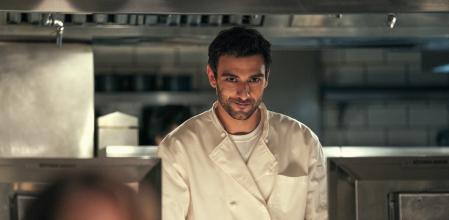 Eugenio Mastrandrea es Lino Ortolano, un cocinero que lo deja todo por su nuevo amor: una americana de paso por Florencia.