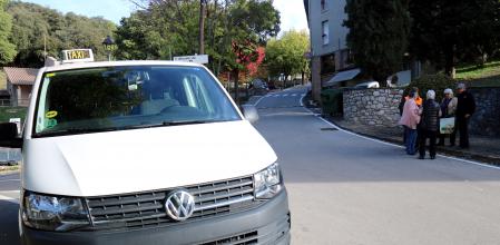 Vecinos del municipio esperan el taxi que les lleva a Cercs