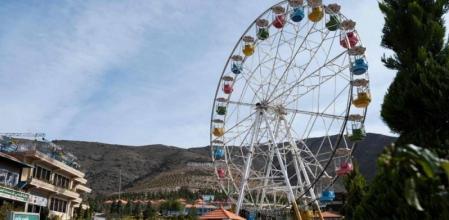 Un talibán haciendo guardia cerca de un parque de atracciones en las afueras de Kabul, el 9 de noviembre del 2022.
