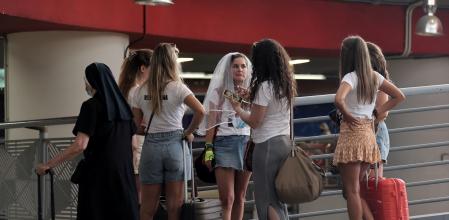 Imagen de un grupo de amigas dispuestas a celebrar una despedida de soltera.