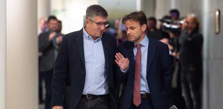 El portavoz del PSOE en el Congreso, Patxi López, y el presidente del grupo parlamentario de Unidas Podemos en el Congreso, Jaume Asens, conversan a su llegada al registro de la Disposición, en el Congreso de los Diputados.