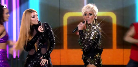 Una espectacular Ana María Aldón en plena actuación junto a Melody