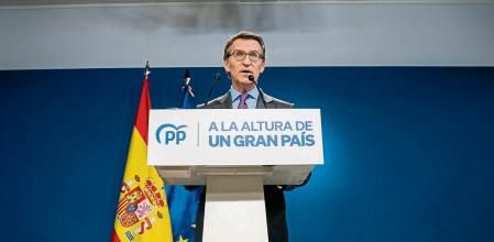 El presidente del Partido Popular (PP), Alberto Núñez Feijóo, comparece para realizar una declaración institucional ante los medios por el anuncio del Gobierno de la derogación del delito de sedición del Código Penal, en la sede del PP en la calle Génova, a 11 de noviembre de 2022, en Madrid (España). El líder nacional de los populares ha tachado de 