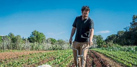 La Cooperativa La Rural y el pagés Alfred March. Collserola confia la seva preservacio a lágricultura i la ramaderia