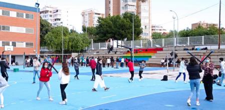 Una imagen de alumnos en el patio del Instituto Cabo Huertas de Alicante.