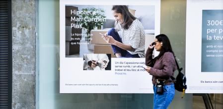 Cartel de una oferta hipotecaria en una sucursal bancaria