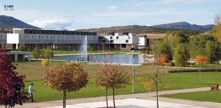 Un lago artificial se erige como uno de los elementos urbanos más característicos y atractivos de la ecociudad