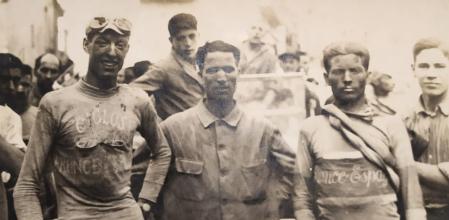 En el centro, Josep Castells, fundador de Castells Bicicletes.