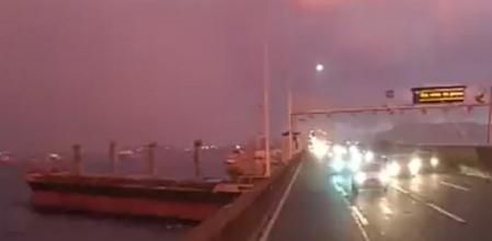 Los conductores siguieron su marcha por el puente pese al impacto