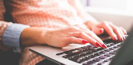 Estas webs y aplicaciones gratuitas transcriben a texto conforme dictas.