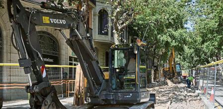 Vias del antiguo tranvía en las obras de superilla en C/Girona