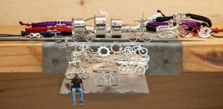 Tiny Marco elabora joyas ciclistas de manera artesanal.