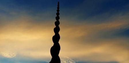 Puesta de sol en el Monumento de la Mujer Trabajadora de Terrassa.