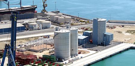 Muelles de carga en el puerto de Alicante.