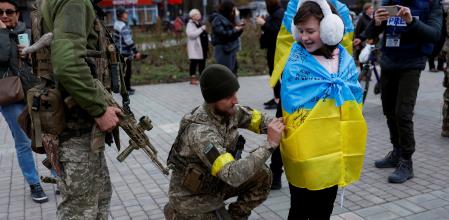 Un soldado ucraniano firma autógrafos en el centro de la ciudad de Jersón, ayer