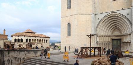 La plaza de los Apóstoles, preparada para albergar el rodaje de 'Mrs Davis' este jueves.
