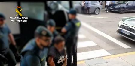 La Guardia Civil traslada a uno de los detenidos.