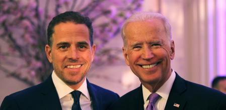 Joe Biden y su hijo Hunter en una foto de archivo durante un acto del Programa Mundial de Alimentos de EE. UU. en la Organización de los Estados Americanos, en el 2016