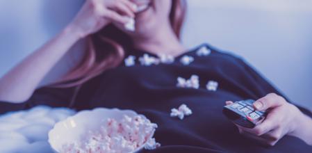 El hambre emocional aparece repentina y bruscamente, con la apetencia de un alimento concreto generalmente poco saludable.