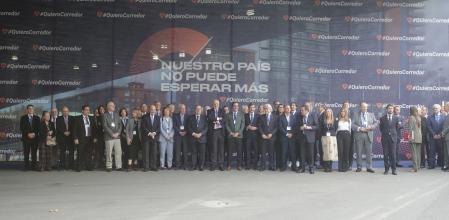 Los empresarios de AVE se fotografían a la entrada del auditorio durante el evento de #QuieroCorredor